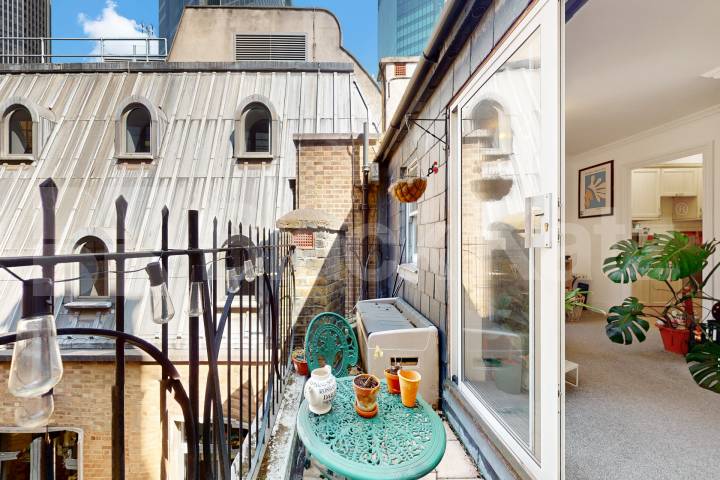 perfectly located within the financial district in City Of London area Cornhill, City Of London